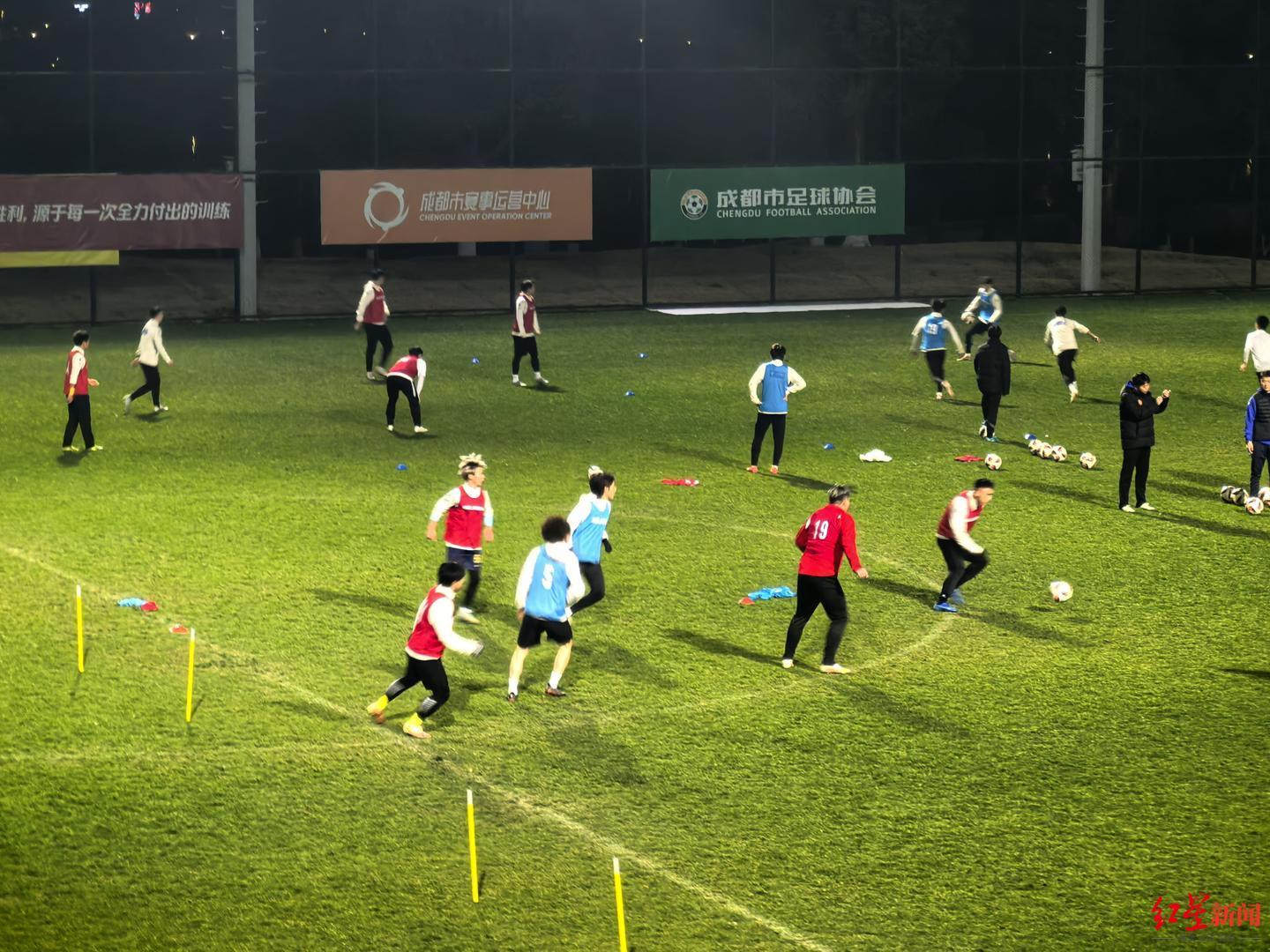 成都锦城队提前一个多月开始冬训，年龄最大球员每天跑动5000米